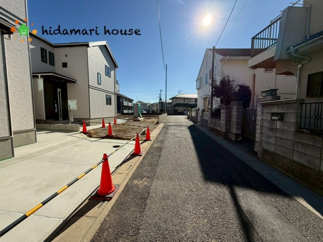 西区指扇235番　新築戸建　ハートフルタウンAの前面道路含む現地写真