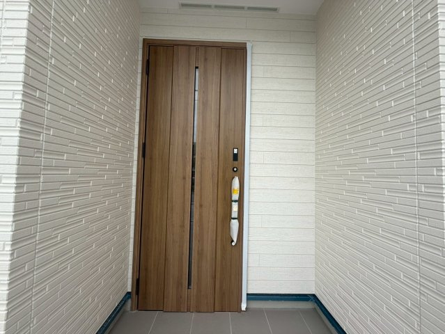 ★★うるま市豊原2期-3号棟（全3棟）の玄関|収納もある玄関です