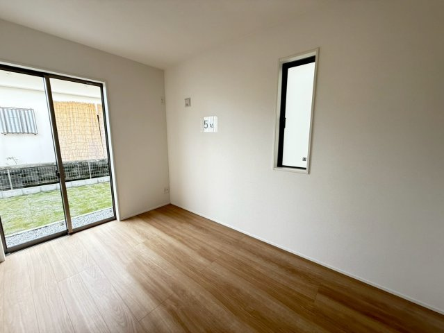 ★★うるま市豊原2期-3号棟（全3棟）の洋室|明るい洋室です