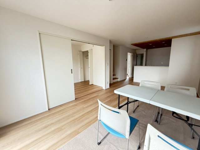 ★★うるま市豊原2期-3号棟（全3棟）の居間・リビング|ゆったり過ごせる居間です