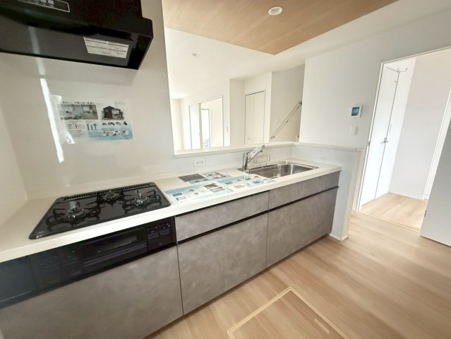 ★★うるま市豊原2期-3号棟（全3棟）のキッチン|コンパクトなキッチンで掃除もラクラク