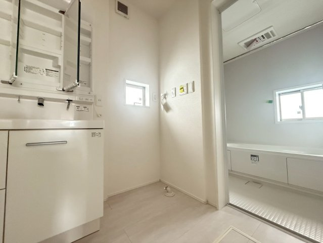 ★★うるま市豊原2期-3号棟（全3棟）の独立洗面台|独立洗面台、小物を置くことができて便利です