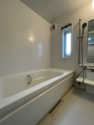 【浴室】 | 園山２丁目 | 一日の疲れを癒すバスルームは、心地よいリラックスを叶える清潔感溢れる美しい空間です。