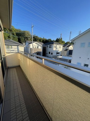 【バルコニー】 | 園山２丁目 | 朝の澄んだ空気や、夕方に吹く清々しい風を感じられるバルコニー。