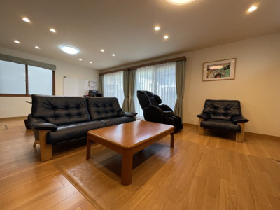 【居間・リビング】 | 園山２丁目 | リビングは約２７帖の快適空間。