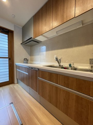 【キッチン】 | 園山２丁目 | スタイリッシュなデザインのキッチン回り♪
収納も豊富で、綺麗な空間を保てますね！
