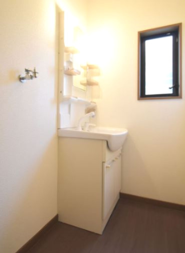 第2グリーンコーポ長門【キャッシュバック対象物件】の独立洗面台|独立洗面台、朝の身支度には欠かせません