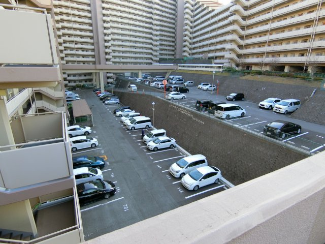 メゾンドールウイングヒルズの駐車場