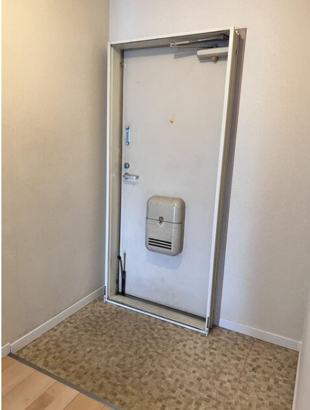 メゾンドールウイングヒルズの玄関