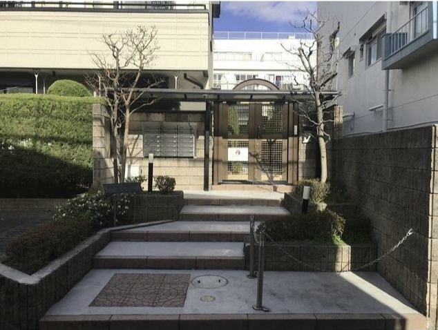 クラールパラシオン目黒東山のエントランス