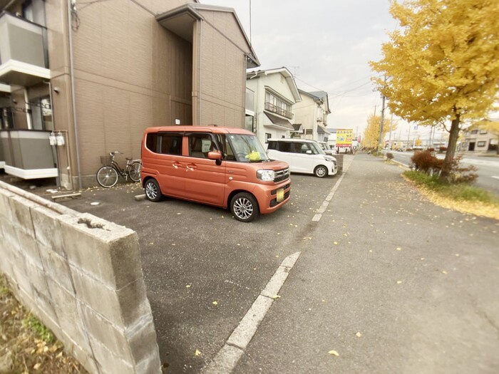 グランドール桜の駐車場|車をお持ちの方に嬉しい駐車場付きの物件です