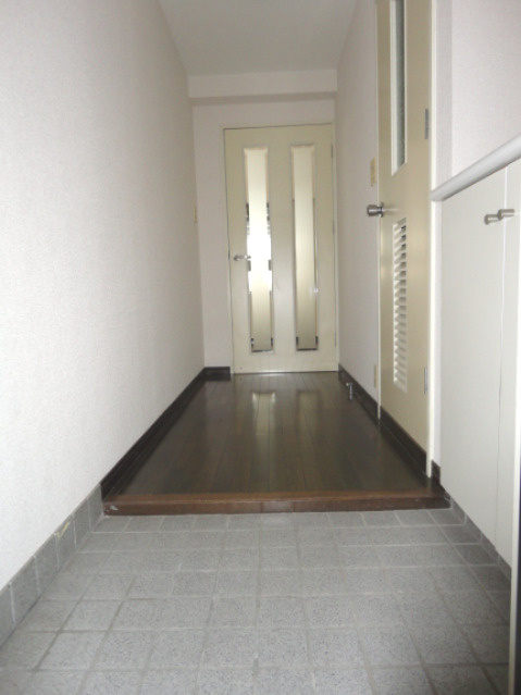 トーカンキャステール日の出町【キャッシュバック対象物件】の玄関|落ち着いた玄関です