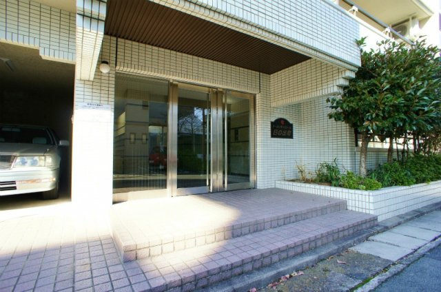 トーカンキャステール日の出町【キャッシュバック対象物件】のエントランス|清潔なエントランスです