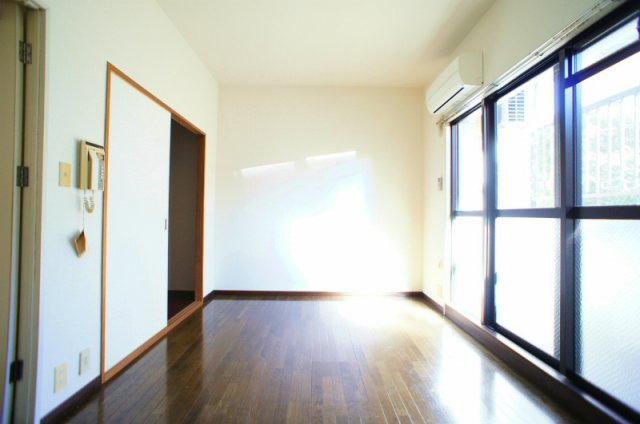 トーカンキャステール日の出町【キャッシュバック対象物件】の居間・リビング|ゆったりとした居間です