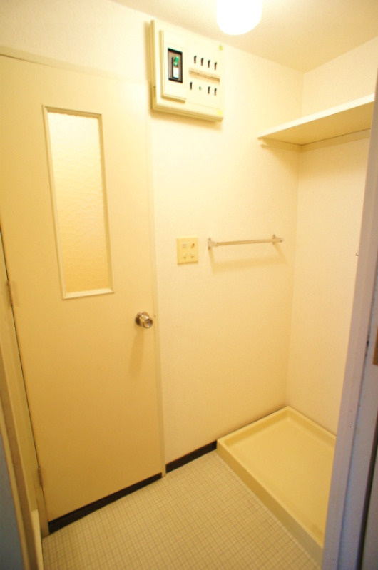 トーカンキャステール日の出町【キャッシュバック対象物件】の洗面所|忙しい朝には欠かせない洗面所です