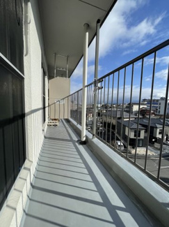【バルコニー】 | 膳所ハイツ２号棟 | 朝の澄んだ空気や、夕方に吹く清々しい風を感じられるバルコニー。