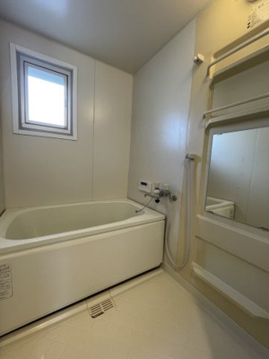 【浴室】 | 膳所ハイツ２号棟 | 一日の疲れを癒すバスルームは、心地よいリラックスを叶える清潔感溢れる美しい空間です。