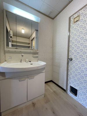 【独立洗面台】 | 膳所ハイツ２号棟 | 清潔感ある洗面台は、身だしなみチェックや肌のお手入れに最適です。