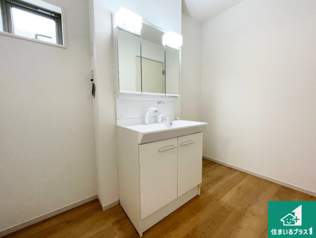 枚方市南船橋　第1期　新築一戸建ての独立洗面台|清潔感のある洗面台です。フラットな鏡は掃除がしやすく毎日清潔！鏡裏には収納があるのでスッキリとした洗面台が保てます。