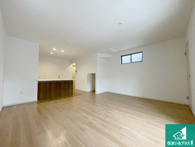 枚方市南船橋　第1期　新築一戸建ての居間・リビング|日当たり良好の明るいリビングで朝の目覚めもスッキリできそう！対面キッチンでご家族のコミュニケーションも自然と増える設計！小さなお子様が遊ぶスペースを作っても広々とくつろげるLDK！