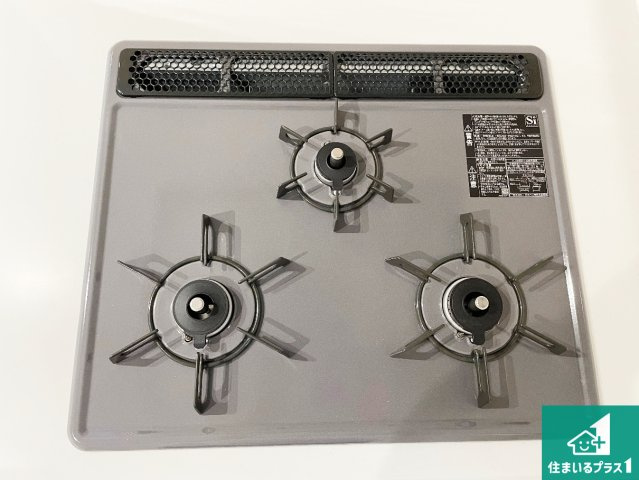 枚方市南船橋　第1期　新築一戸建ての設備|ダブル高火力Ｓｉセンサー付きコンロ！３口あるので、まとめて料理をする時も大活躍！