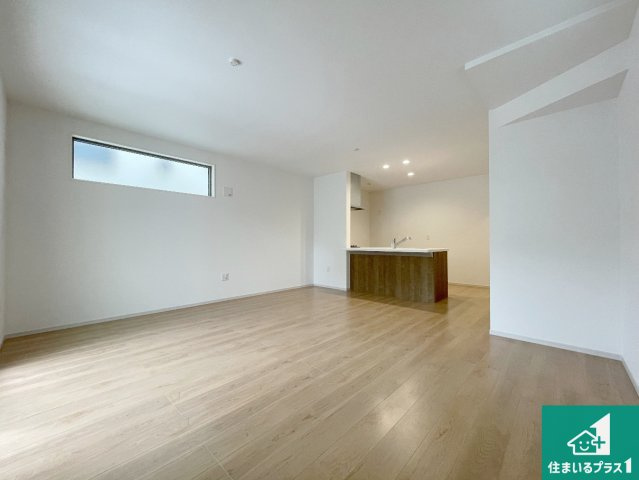 枚方市南船橋　第1期　新築一戸建ての居間・リビング|シンプルなリビングは、観葉植物等のインテリアを楽しめますね！パパ好みにも、ママ好みにも家具次第で雰囲気を変えることができます！