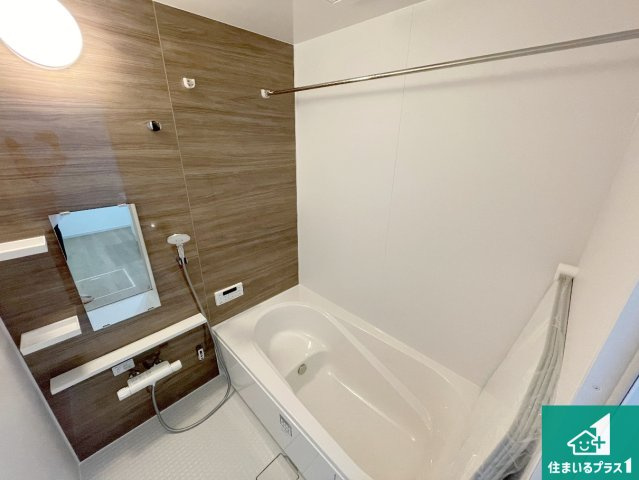 枚方市南船橋　第1期　新築一戸建ての居間・リビング|足をゆったり伸ばして寛げる浴槽です。浴室乾燥機を設置しているので、雨の日の洗濯物も安心です♪