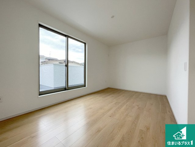 枚方市南船橋　第1期　新築一戸建ての洋室|寝室は心地よい眠りについてもらいたくて、シンプルかつ開放的な空間な設計にしています！大きな窓から差し込む日が心地いいです♪