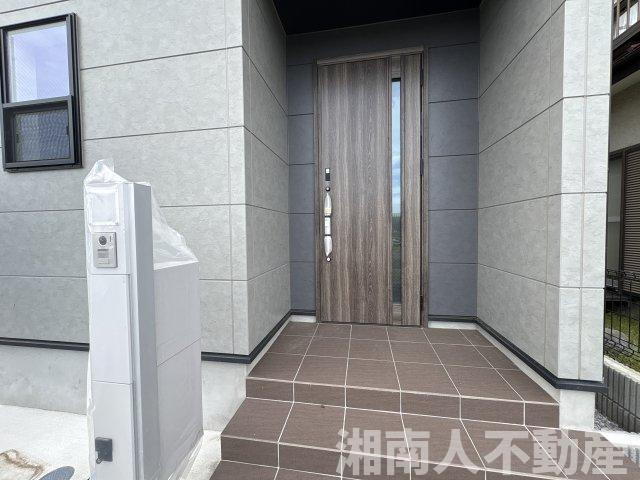 茅ヶ崎市中島　新築戸建の玄関|収納もある玄関です