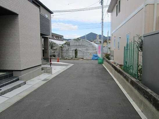 【前面道路含む現地写真】