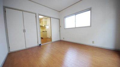 【寝室】 | ストークハイツクサノ | 広くて明るい寝室