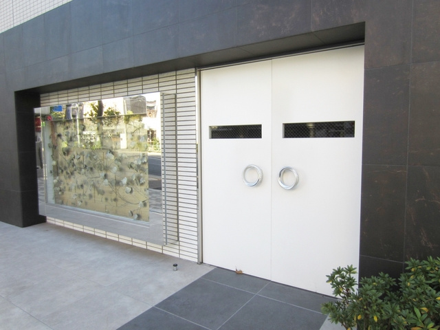 メイクスデザイン田端のエントランス|オシャレなデザインのマンション入り口です