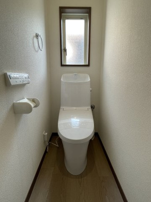 【トイレ】 | 栗東市岡 | プライベート空間として機能や内装にこだわった、優しい雰囲気のトイレはリラックス空間へ。