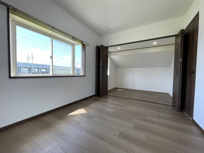 【洋室】 | 栗東市岡 | クローゼットのあるお部屋！荷物を収納することでお部屋をスマートに見せることができます。