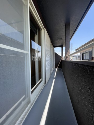 【バルコニー】 | 栗東市岡 | 朝の澄んだ空気や、夕方に吹く清々しい風を感じられるバルコニー。