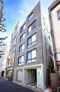 【外観】 | ウェルスクエアイズム荻窪 | 鉄筋コンクリート造のがっちりとした建物。