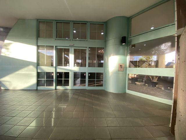 プルミエール入間シティのエントランス|防犯性の高いオートロックシステムが導入されています。
