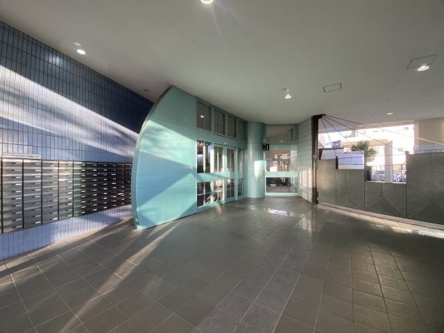 プルミエール入間シティ|毎日を迎えてくれるエントランスは落ち着いたデザインで高級感のある空間。帰宅のたびに気分が上がる上質な共用スペースです。
