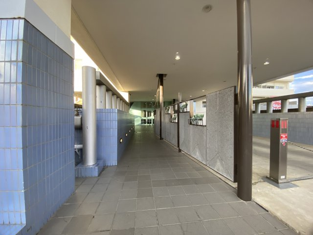 プルミエール入間シティのその他共用部分|上質な素材感と落ち着いた灯りが迎えるエントランス。帰るたびに心がほどける、ゆとりある共用空間を備えた住まいです。
