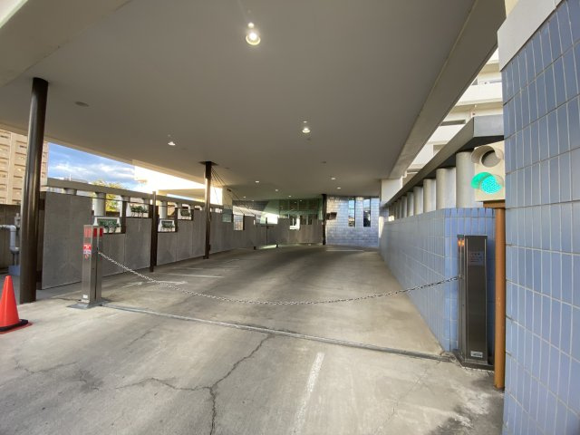 プルミエール入間シティ|住まう方をやさしく包み込む開放感あるエントランス。気品と温かさが調和し、上質な暮らしの始まりを感じられる空間です。
