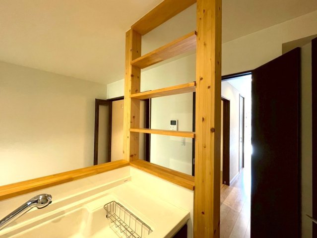 地下鉄東西線＆ＪＲ奈良線「六地蔵」駅徒歩８分◆収納スペース充実◆並列駐車２台可◆宇治市木幡御園のキッチン|飾り棚