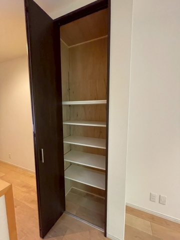 地下鉄東西線＆ＪＲ奈良線「六地蔵」駅徒歩８分◆収納スペース充実◆並列駐車２台可◆宇治市木幡御園のキッチン|キッチンパントリー収納