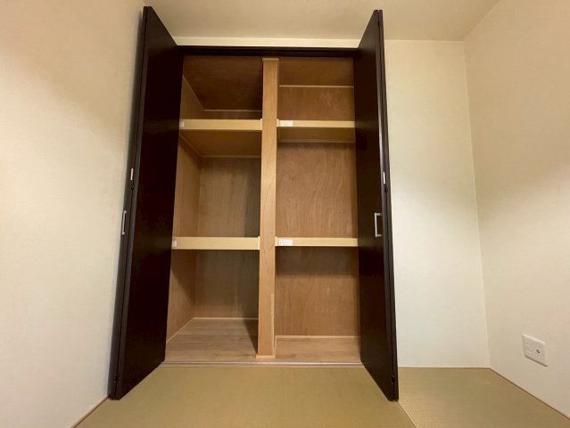 地下鉄東西線＆ＪＲ奈良線「六地蔵」駅徒歩８分◆収納スペース充実◆並列駐車２台可◆宇治市木幡御園の和室|和室押入