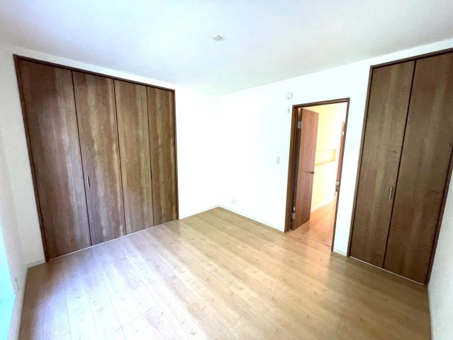 地下鉄東西線＆ＪＲ奈良線「六地蔵」駅徒歩８分◆収納スペース充実◆並列駐車２台可◆宇治市木幡御園の洋室|洋室