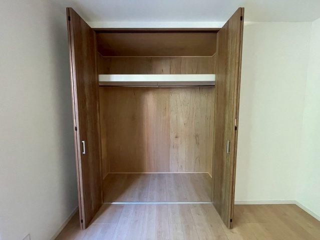 地下鉄東西線＆ＪＲ奈良線「六地蔵」駅徒歩８分◆収納スペース充実◆並列駐車２台可◆宇治市木幡御園の洋室|クローゼット