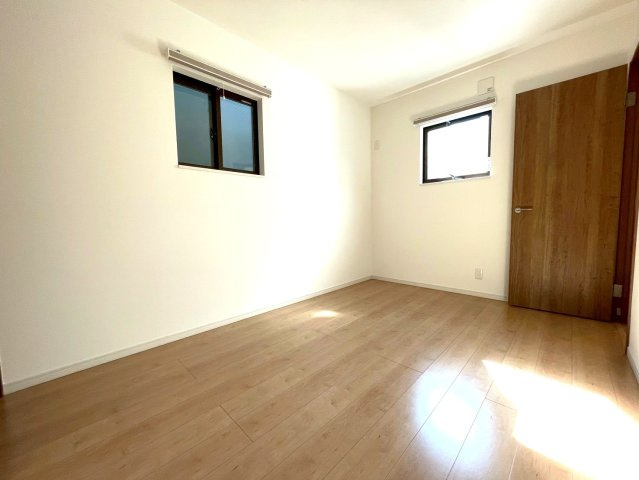 地下鉄東西線＆ＪＲ奈良線「六地蔵」駅徒歩８分◆収納スペース充実◆並列駐車２台可◆宇治市木幡御園の洋室|洋室