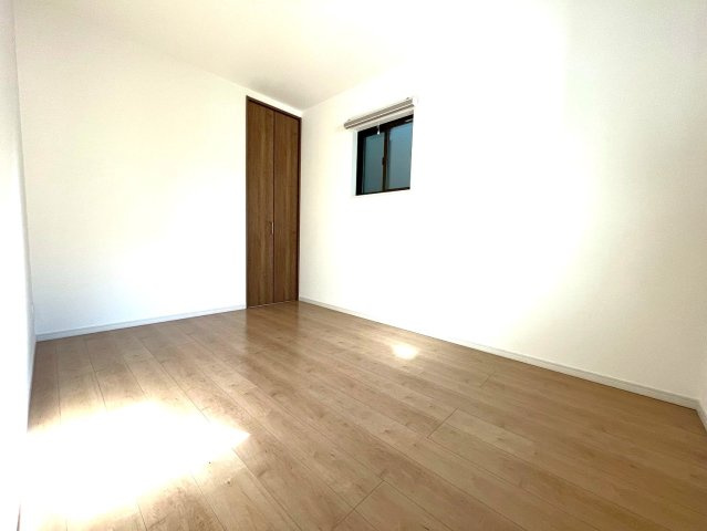 地下鉄東西線＆ＪＲ奈良線「六地蔵」駅徒歩８分◆収納スペース充実◆並列駐車２台可◆宇治市木幡御園の洋室|洋室