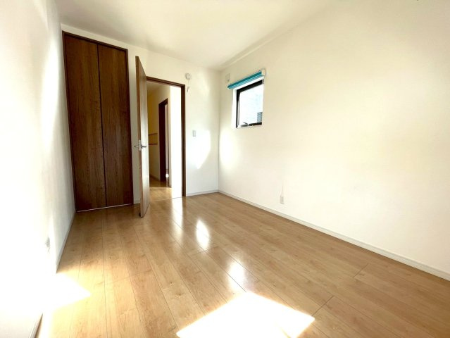 地下鉄東西線＆ＪＲ奈良線「六地蔵」駅徒歩８分◆収納スペース充実◆並列駐車２台可◆宇治市木幡御園の洋室|洋室