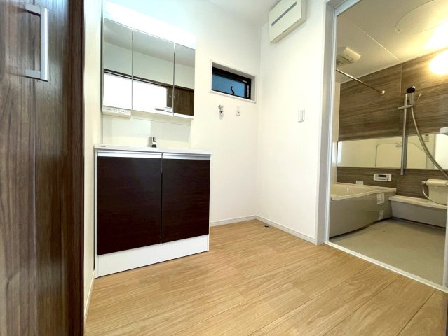 地下鉄東西線＆ＪＲ奈良線「六地蔵」駅徒歩８分◆収納スペース充実◆並列駐車２台可◆宇治市木幡御園の洗面所|洗面室