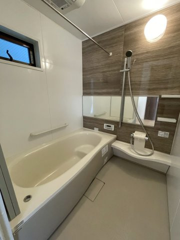 地下鉄東西線＆ＪＲ奈良線「六地蔵」駅徒歩８分◆収納スペース充実◆並列駐車２台可◆宇治市木幡御園の浴室|浴室